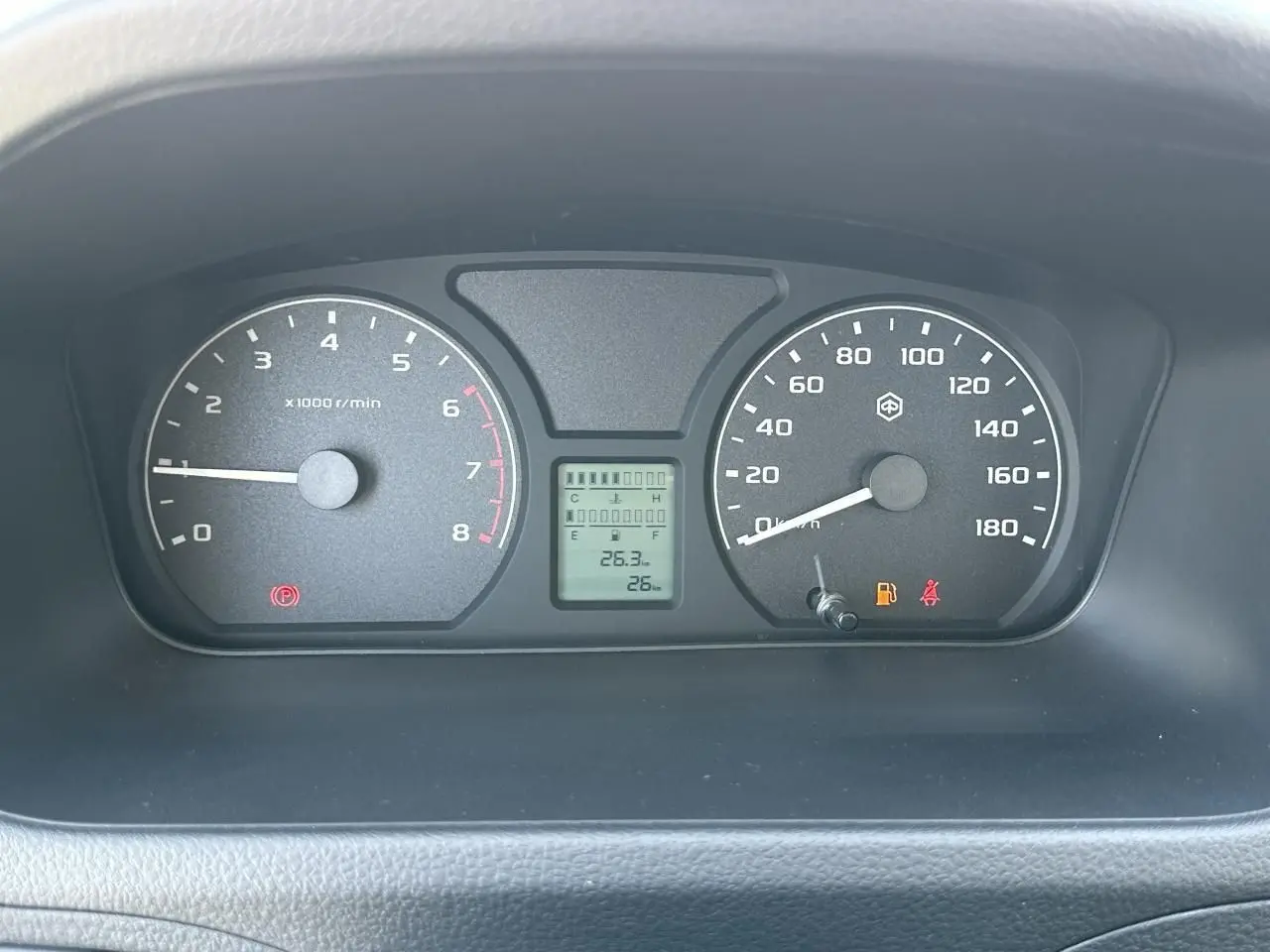 Tableau de bord du Piaggio Porter 2024 avec compte-tours, compteur de vitesse et affichage digital central.