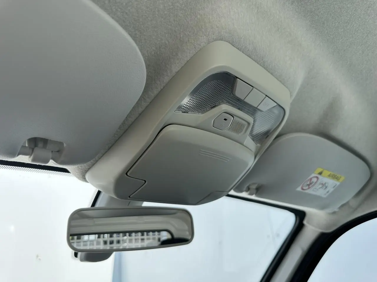 Plafonnier et miroir intérieur gris clair du Piaggio Porter 2024, vue du poste de conduite côté gauche.