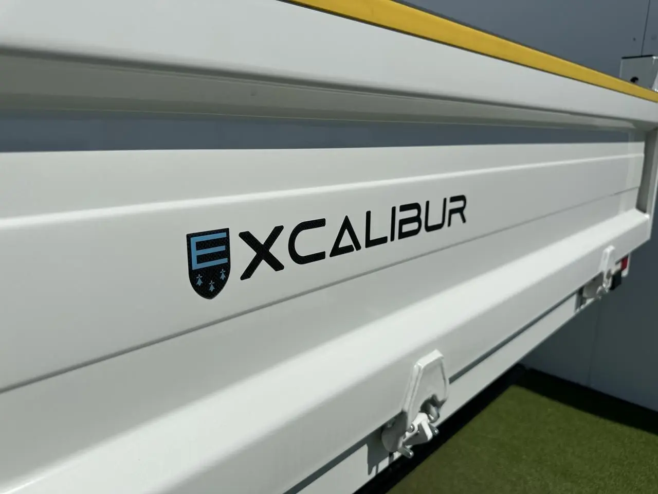 Gros plan sur la benne blanche du Piaggio Porter 2024 avec logo Excalibur visible sur le côté droit.