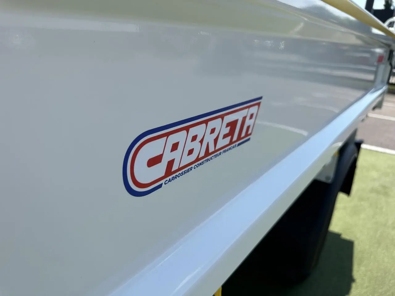 Gros plan sur la benne blanche Cabreta du Piaggio Porter 2024, vue latérale droite en extérieur.