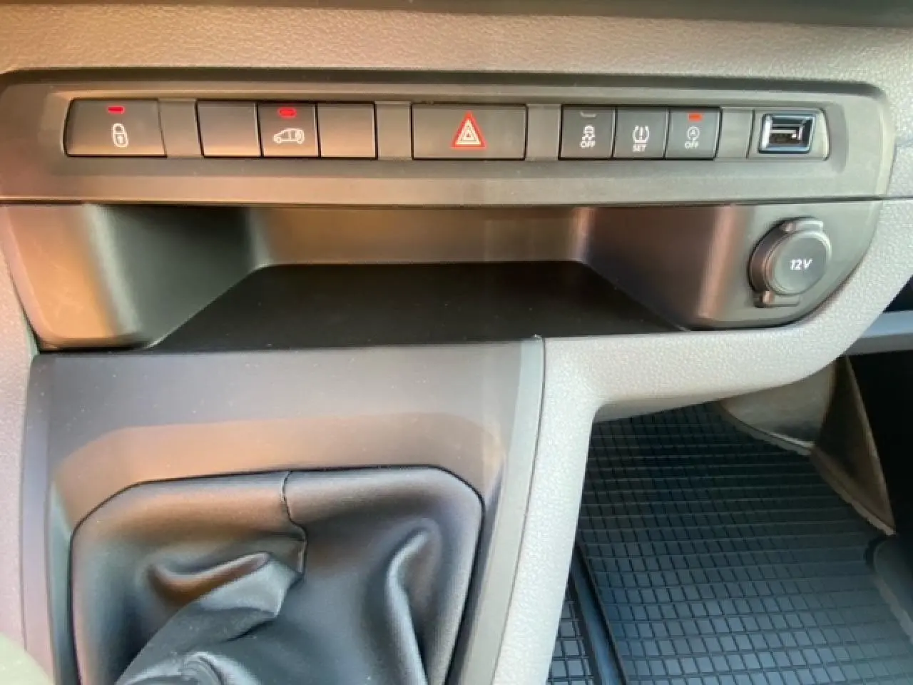 Vue rapprochée de la console centrale du Fiat Scudo Fourgon blanc 2022, montrant les boutons de commande et la prise 12V.