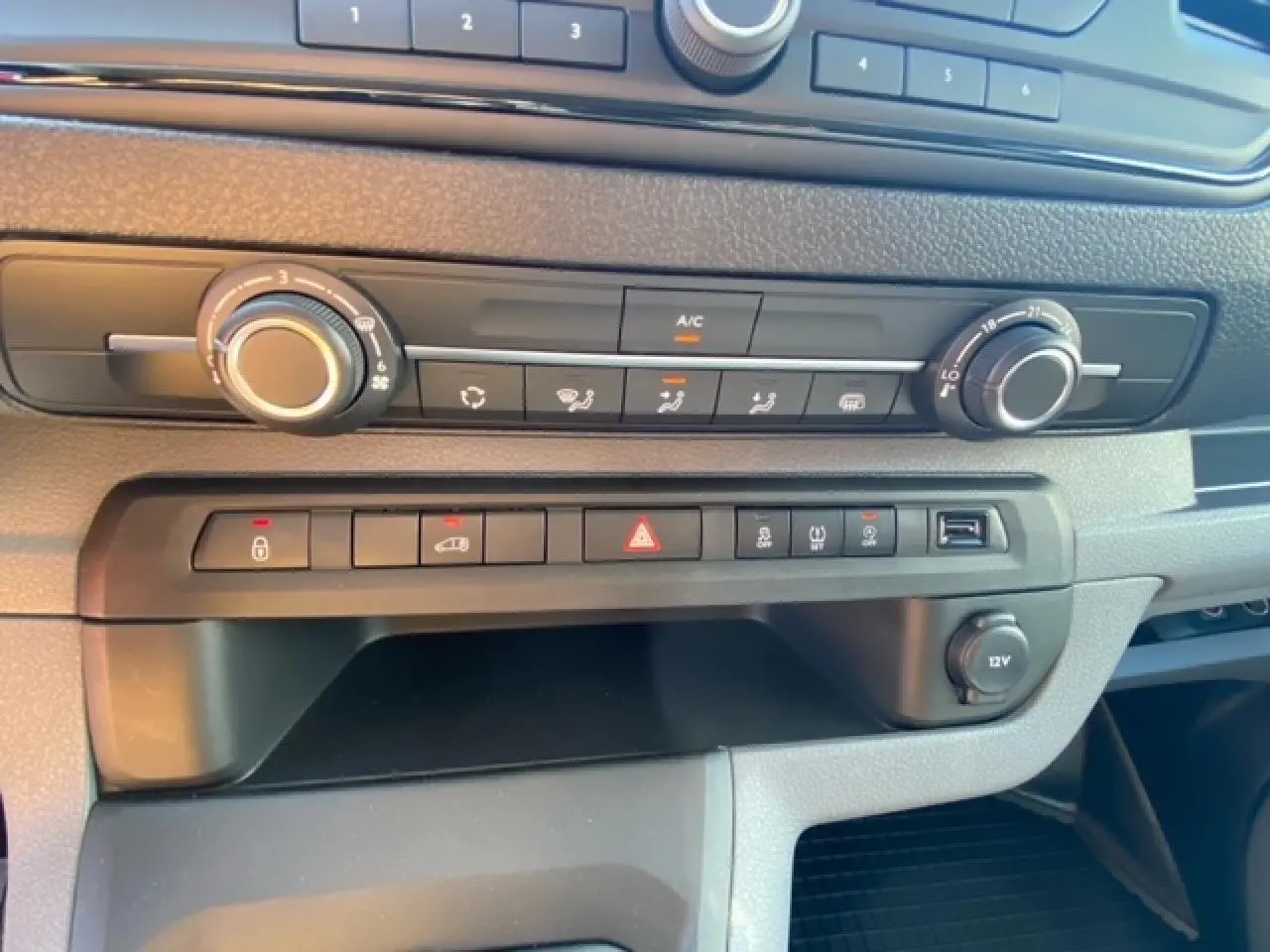 Tableau de bord du Fiat Scudo Fourgon blanc 2022, vue rapprochée des commandes de climatisation et boutons fonctionnels.