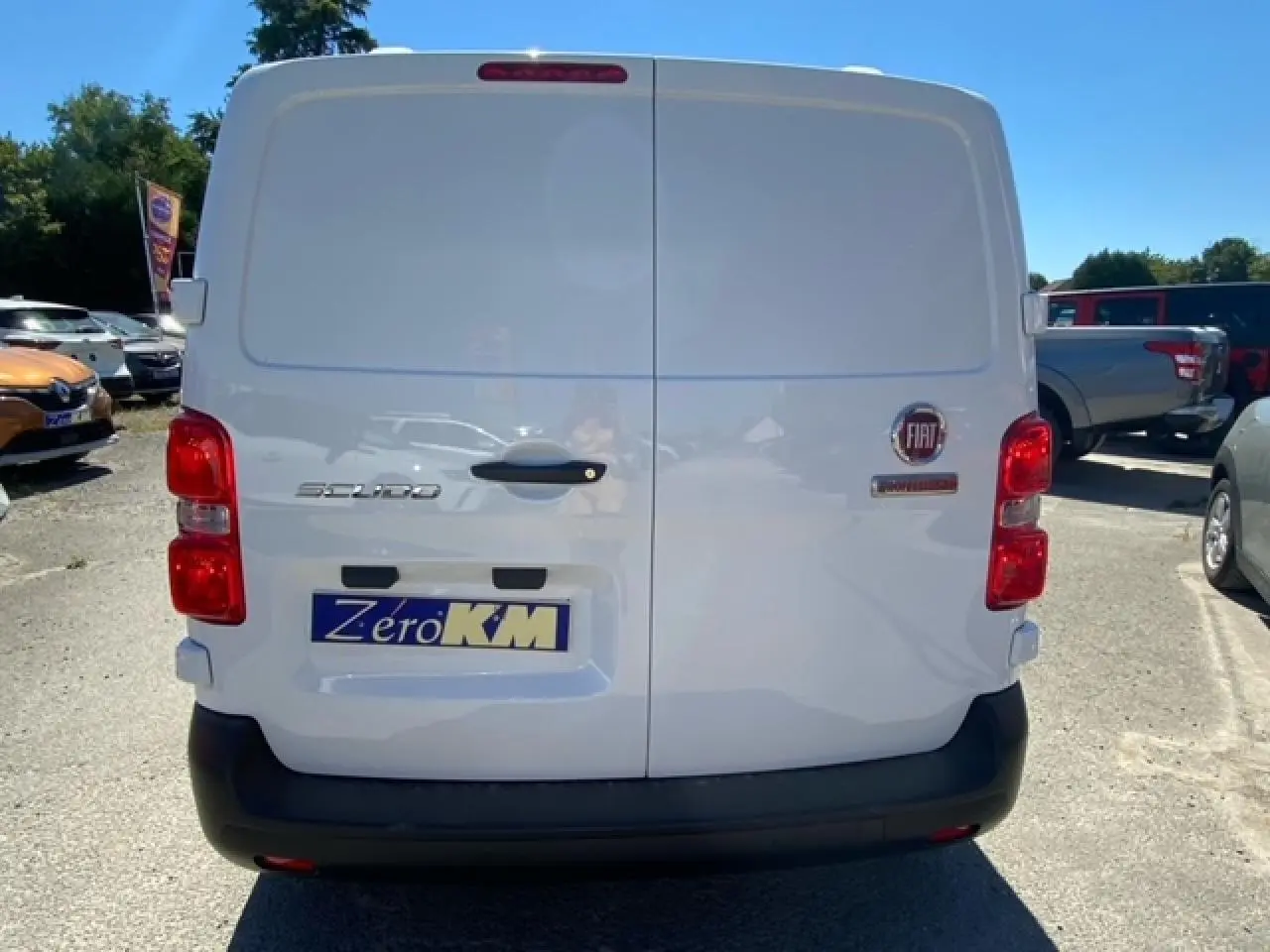 Vue arrière du fourgon blanc FIAT Scudo 2022 avec portes battantes et logo visible au centre droit.