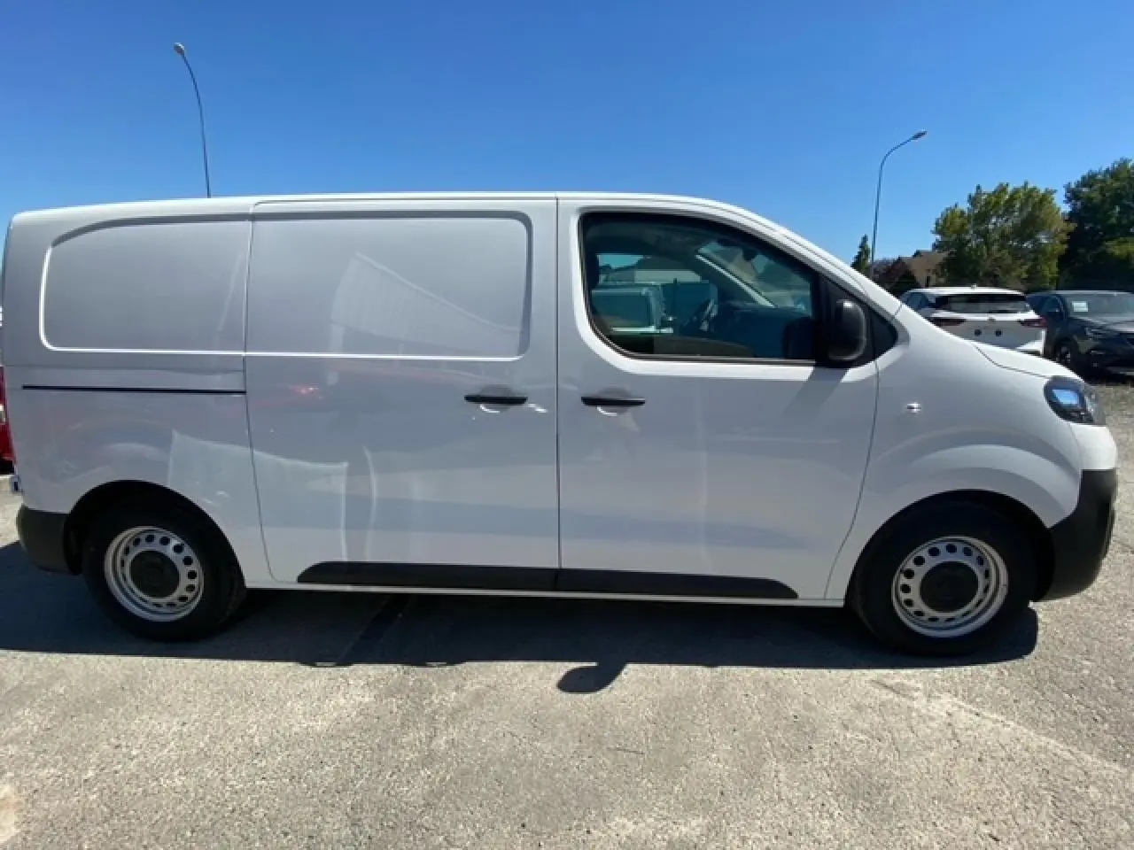 Vue latérale droite d'un FIAT Scudo Fourgon blanc 2022 avec porte coulissante et roues acier simples.