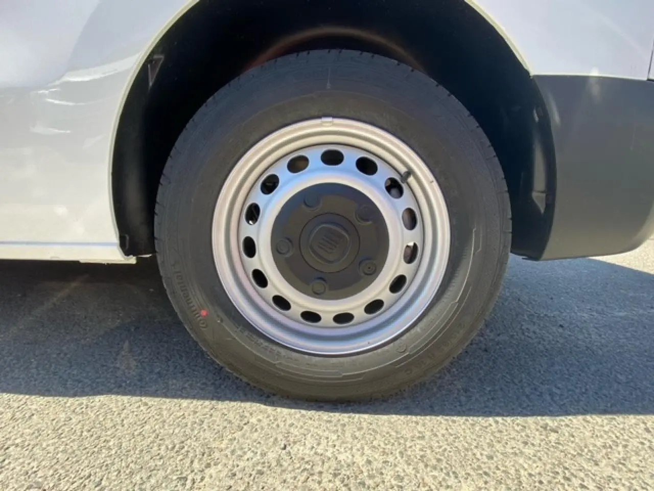 Gros plan sur la roue avant droite du FIAT Scudo Fourgon blanc, mettant en valeur la jante acier et le pneu Continental.