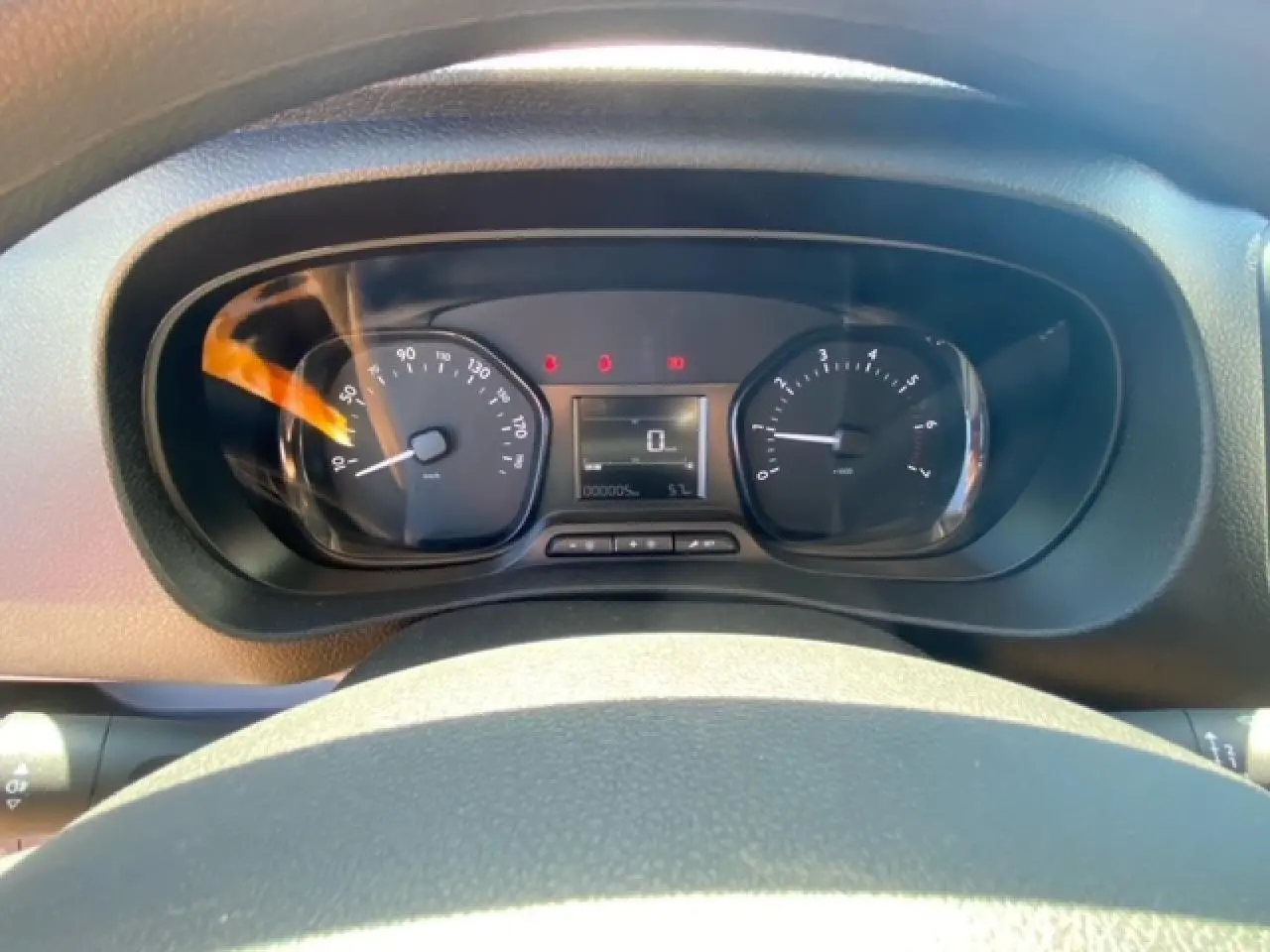 Vue rapprochée du tableau de bord du Fiat Scudo Fourgon 2022, affichant le compteur de vitesse et le compte-tours.