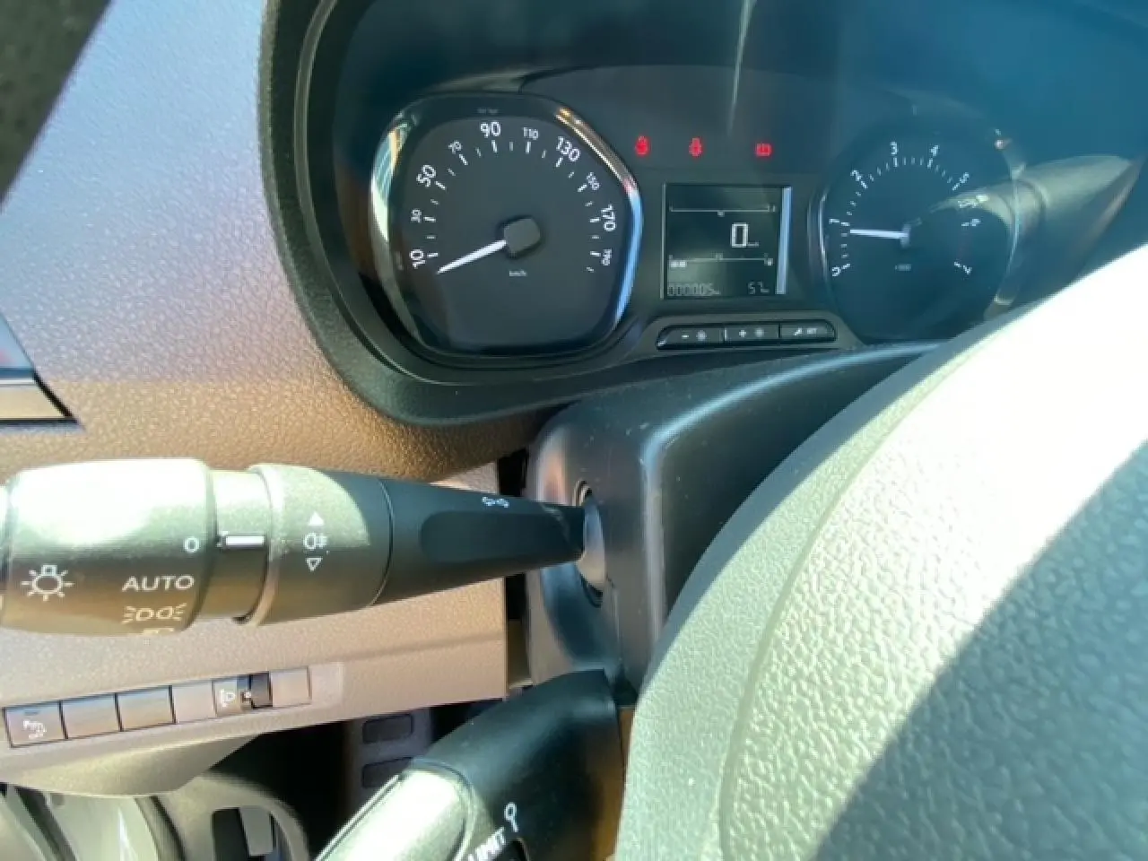 Gros plan sur le tableau de bord du Fiat Scudo Fourgon blanc 2022, affichant le compteur et commandes au volant.