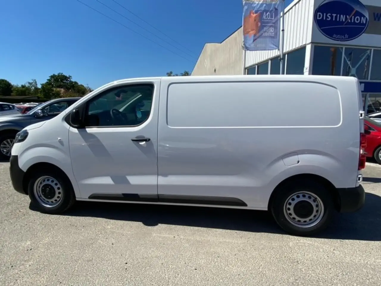 Profil côté gauche d'un fourgon blanc FIAT Scudo 2022, avec porte latérale coulissante et jantes acier simples.