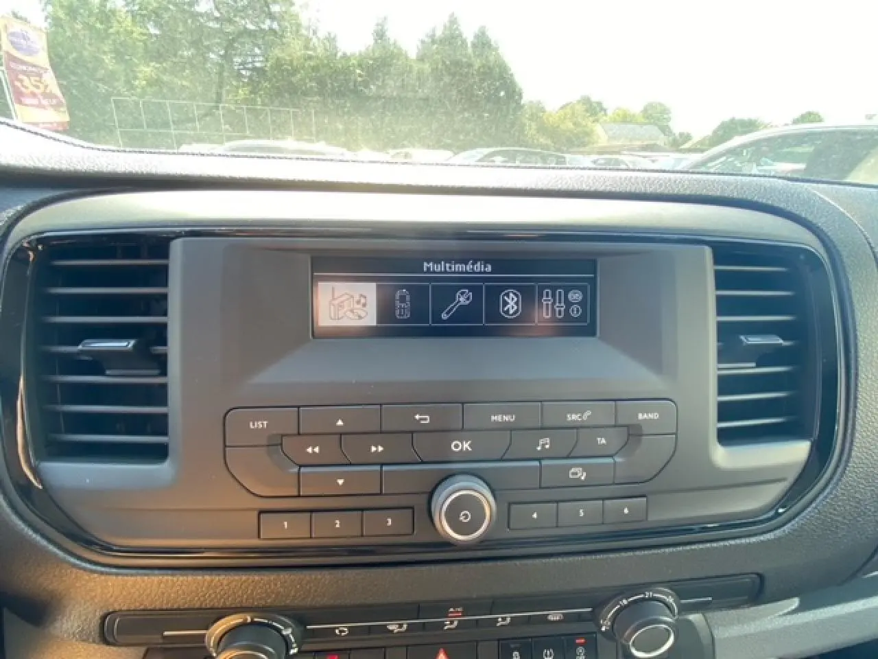 Tableau de bord du Fiat Scudo Fourgon blanc 2022, vue centrée sur l'écran multimédia et les commandes audio.