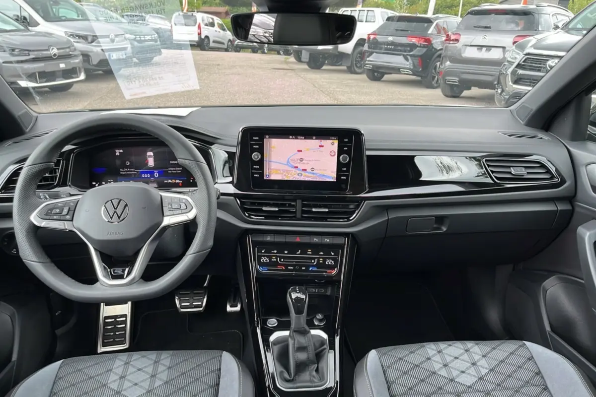 Intérieur du Volkswagen T-Roc TDI 150 DSG7 R-Line Black 2025, vue tableau de bord avec écran central et volant multifonction.
