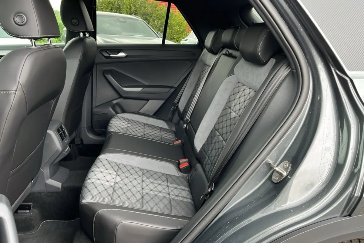 Vue intérieure côté droit des sièges arrière en cuir et tissu gris du Volkswagen T-Roc TDI 150 DSG7 R-Line Black 2025.