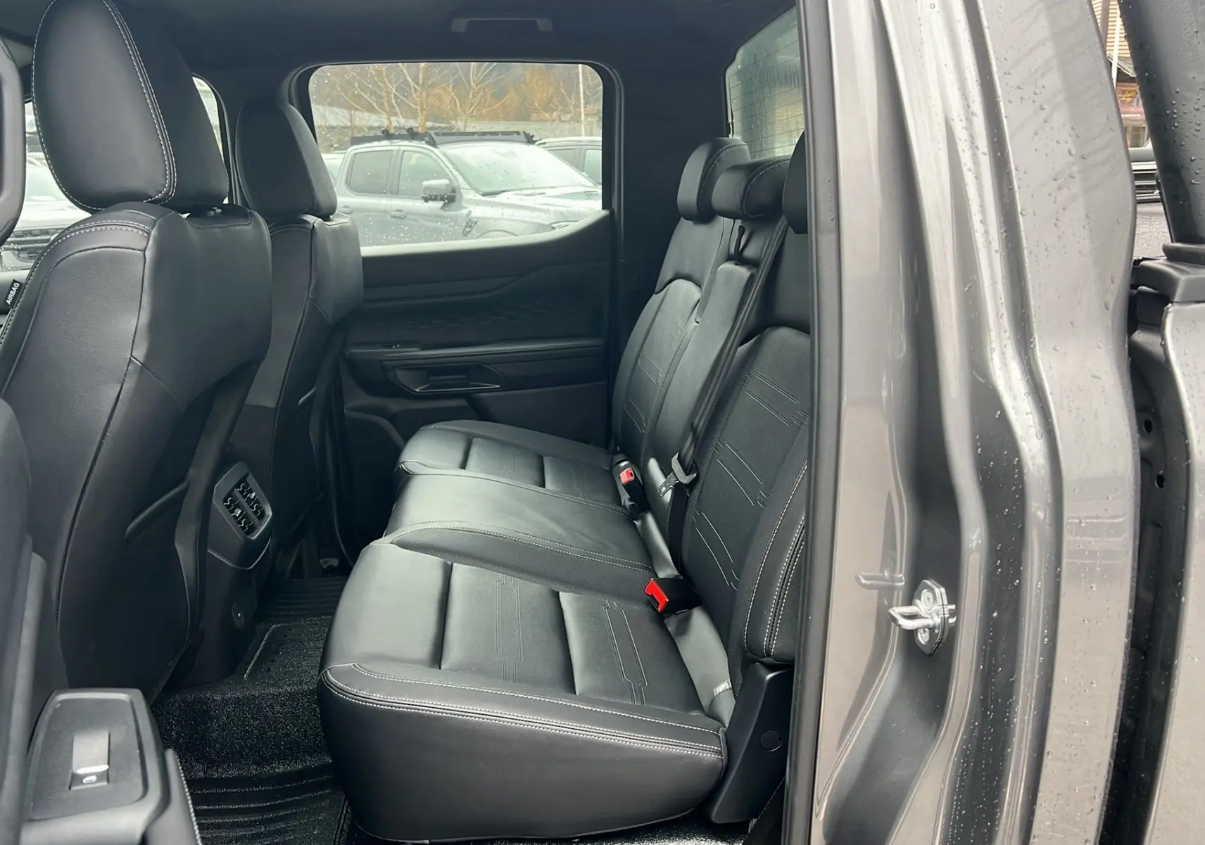 Vue intérieure côté droit sur la banquette arrière en cuir noir du Ford Ranger 2025 gris carbone Tremor Cover.