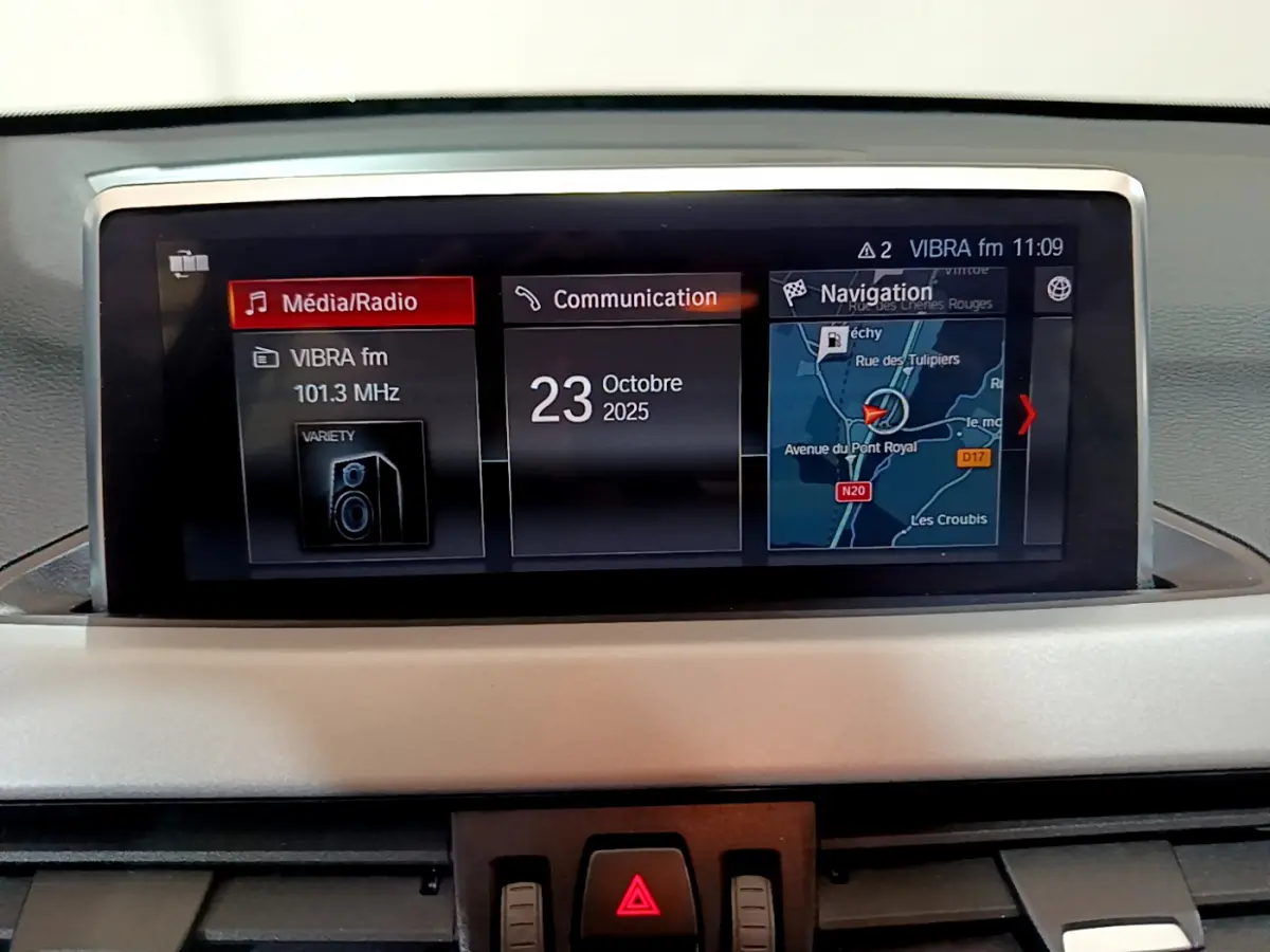 Écran multimédia central de BMW X1 sDrive16d Lounge 2021 affichant radio, communication et navigation.