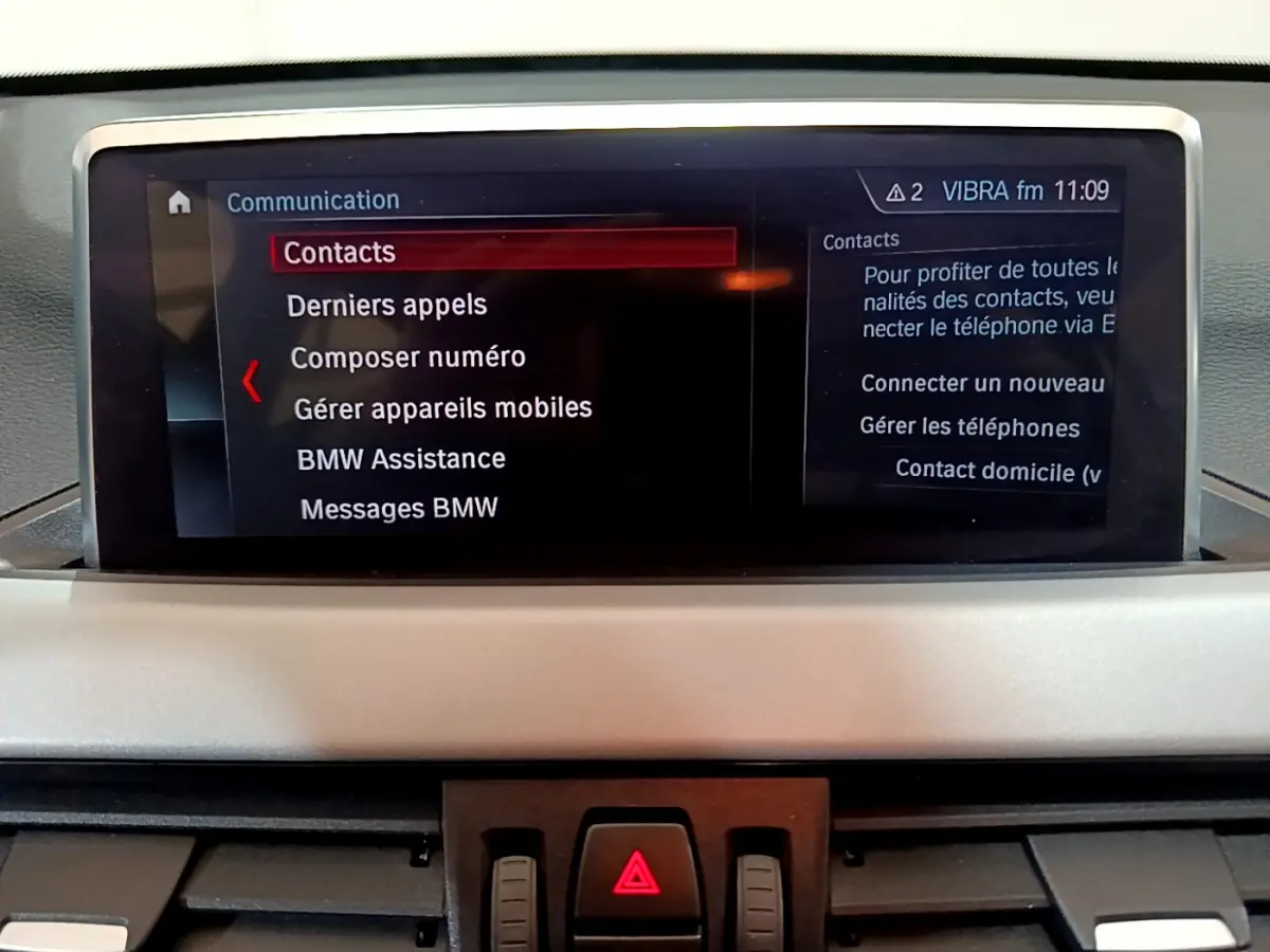 Écran central du tableau de bord de BMW X1 noir 2021 affichant le menu communication en mode contact.