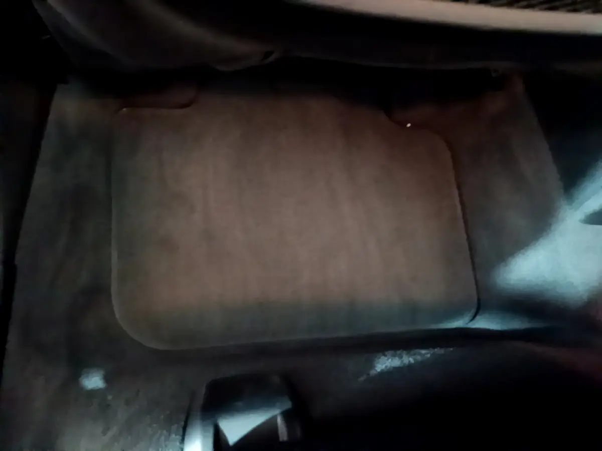 Tapis de sol noir côté passager avant dans une BMW X1 sDrive16d Lounge DKG7 de 2021.