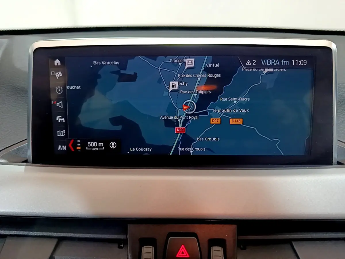 Écran de navigation GPS intégré au tableau de bord du BMW X1 sDrive16d Lounge DKG7 noir de 2021.