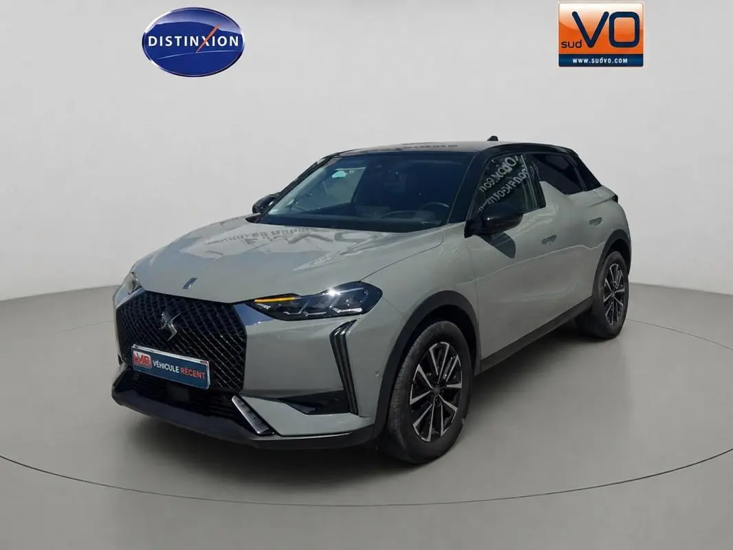 DS3 100 BVM6 Bastille gris vue 3/4 avant droit avec toit noir et jantes alliage 17 pouces.