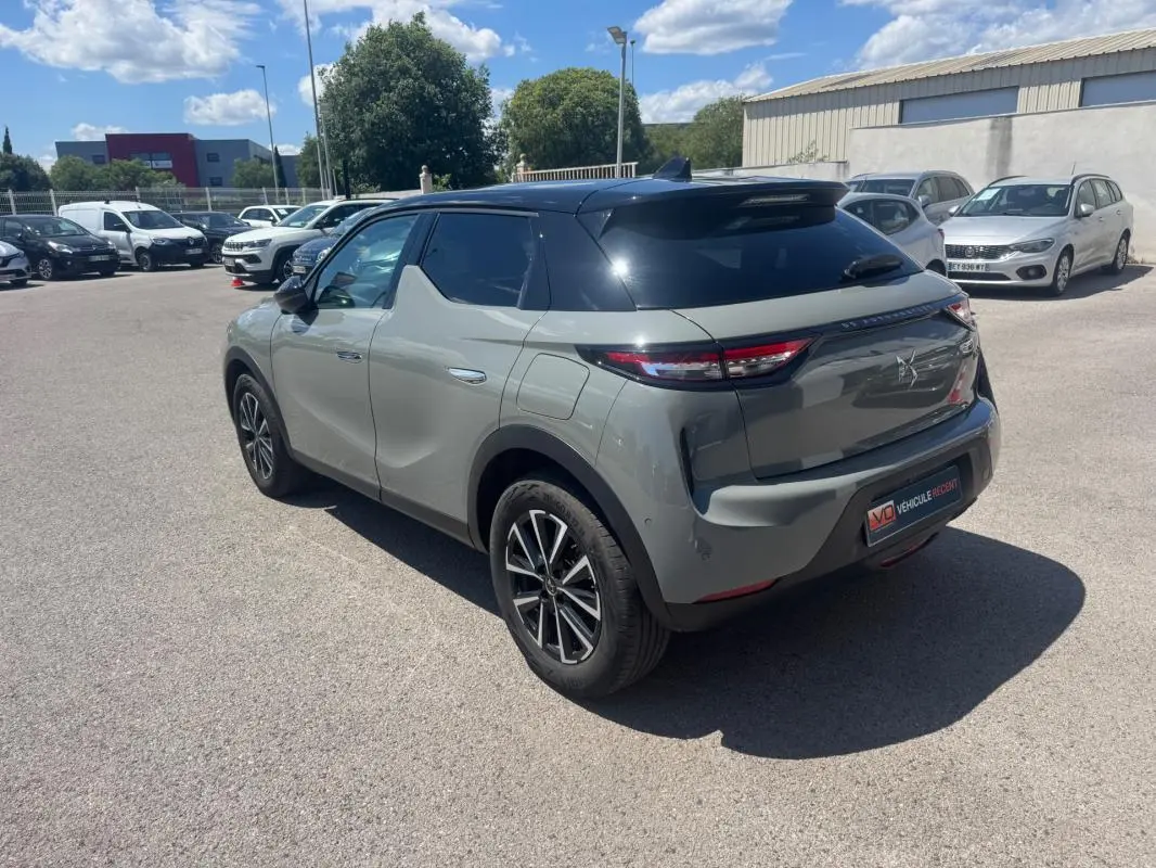 Vue 3/4 arrière droite d'une DS3 100 BVM6 Bastille gris avec jantes alliage 17 pouces et toit noir brillant.