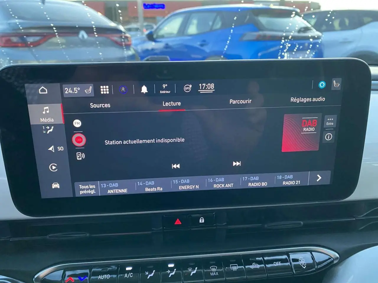 Écran tactile central du tableau de bord de la Fiat 500 électrique blanche, affichant la radio DAB et les commandes climatisation.