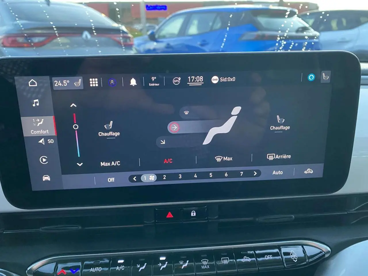 Écran tactile du système de climatisation de la Fiat 500 électrique 2022, affichant les réglages de chauffage et ventilation.