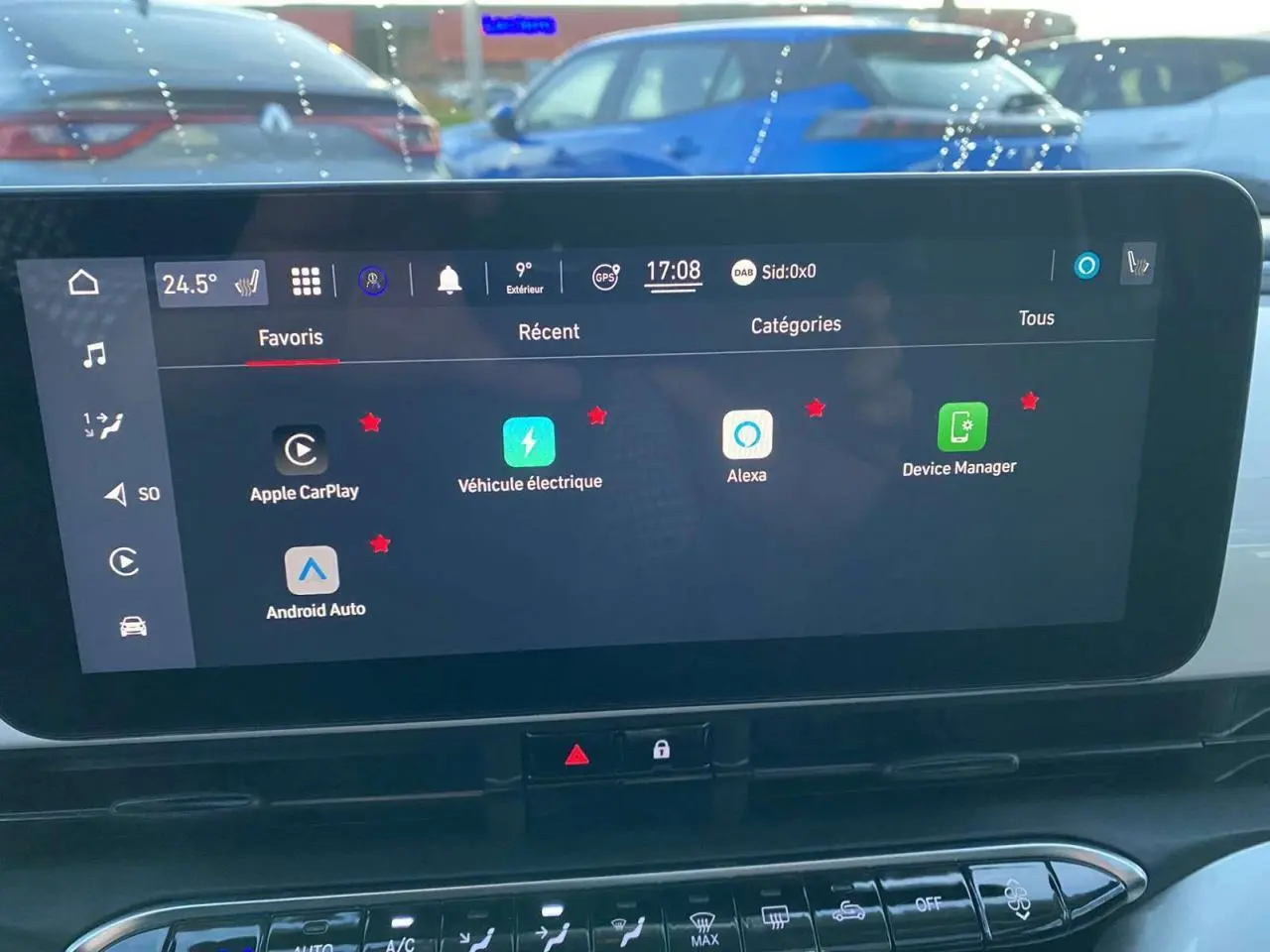 Écran tactile central du tableau de bord de la Fiat 500 Électrique blanche, affichant les applications connectées.