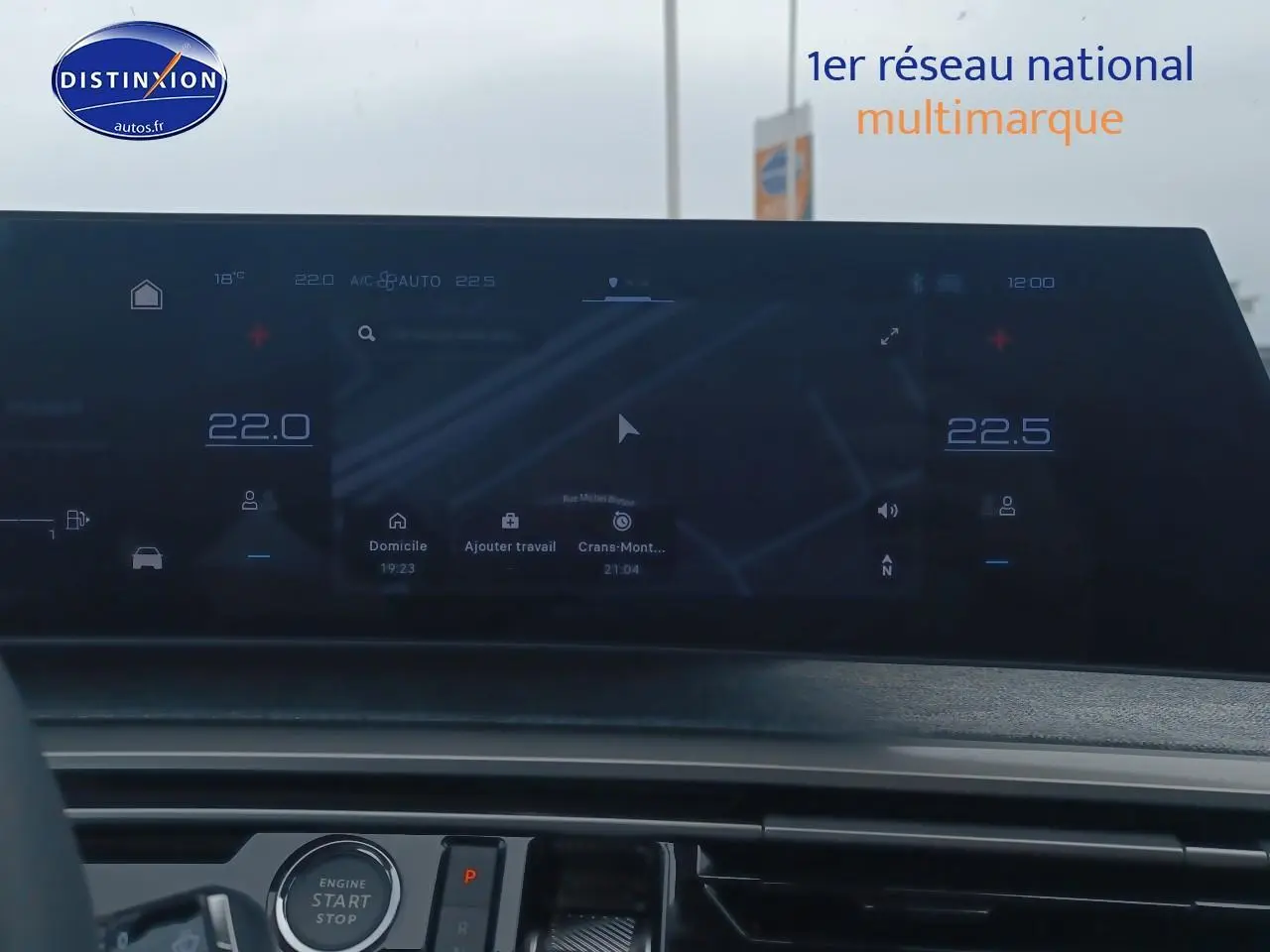 Vue intérieure du tableau de bord du Peugeot 5008 Hybrid 145 allure e-dcs6 2025, écran tactile large et bouton start/stop visible.