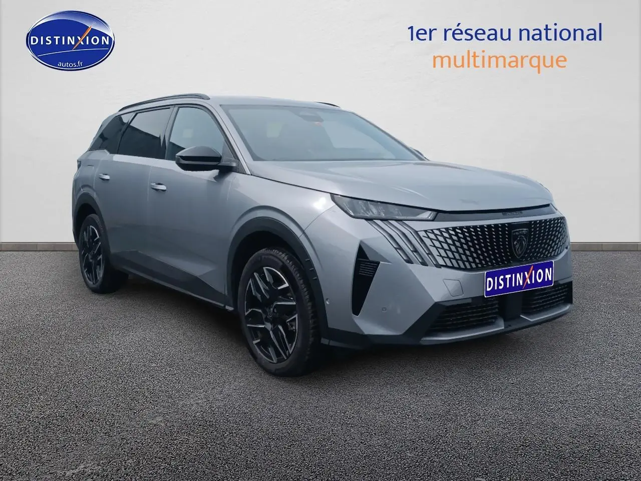 Peugeot 5008 Hybrid gris Artense en 3/4 avant droit, avec calandre distinctive et jantes alu noires.