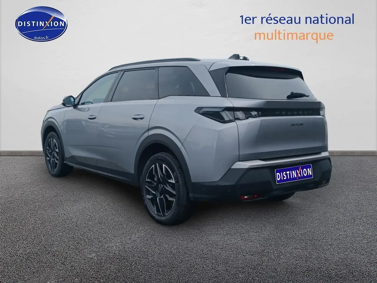 Peugeot 5008 gris artense vu en 3/4 arrière droit, avec vitres surteintées et jantes alliage noires.