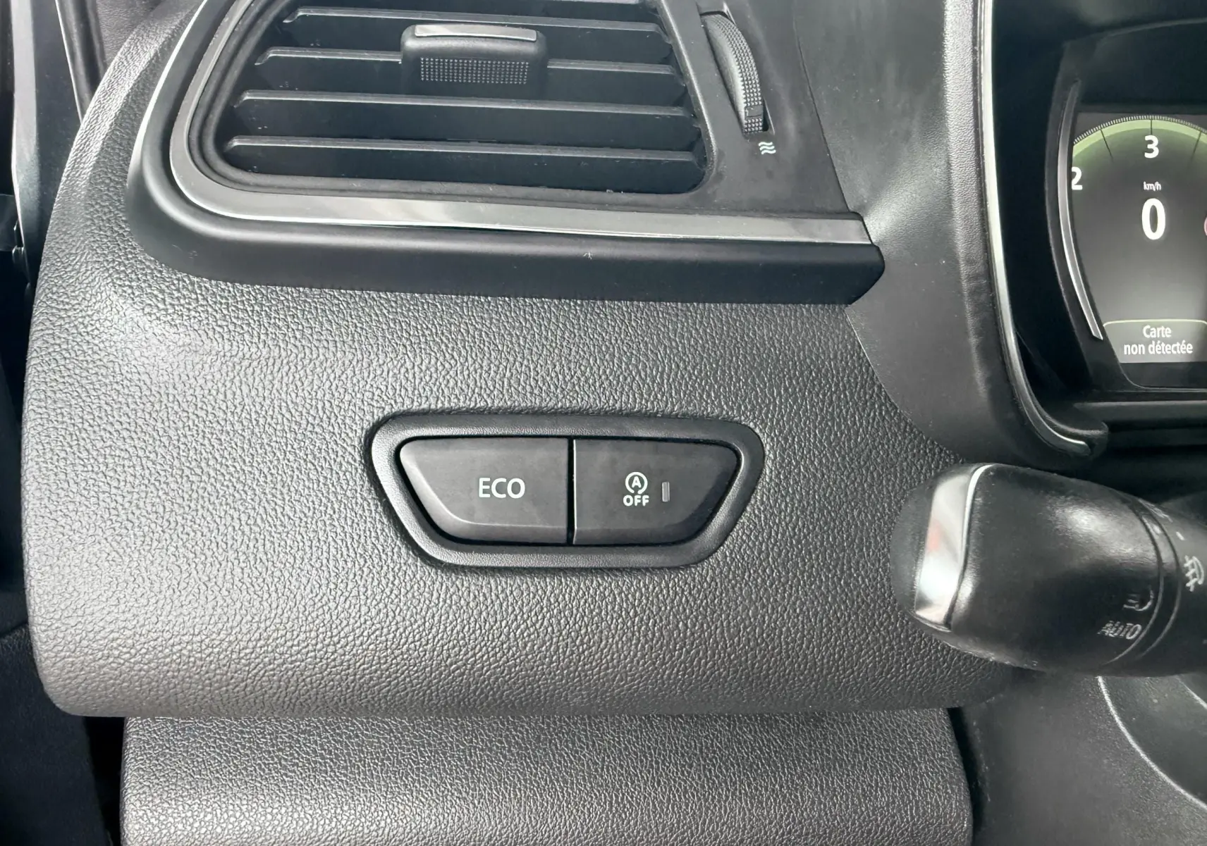 Détail du tableau de bord côté gauche avec bouton ECO et commande arrêt auto du moteur Renault Kadjar gris 2016.