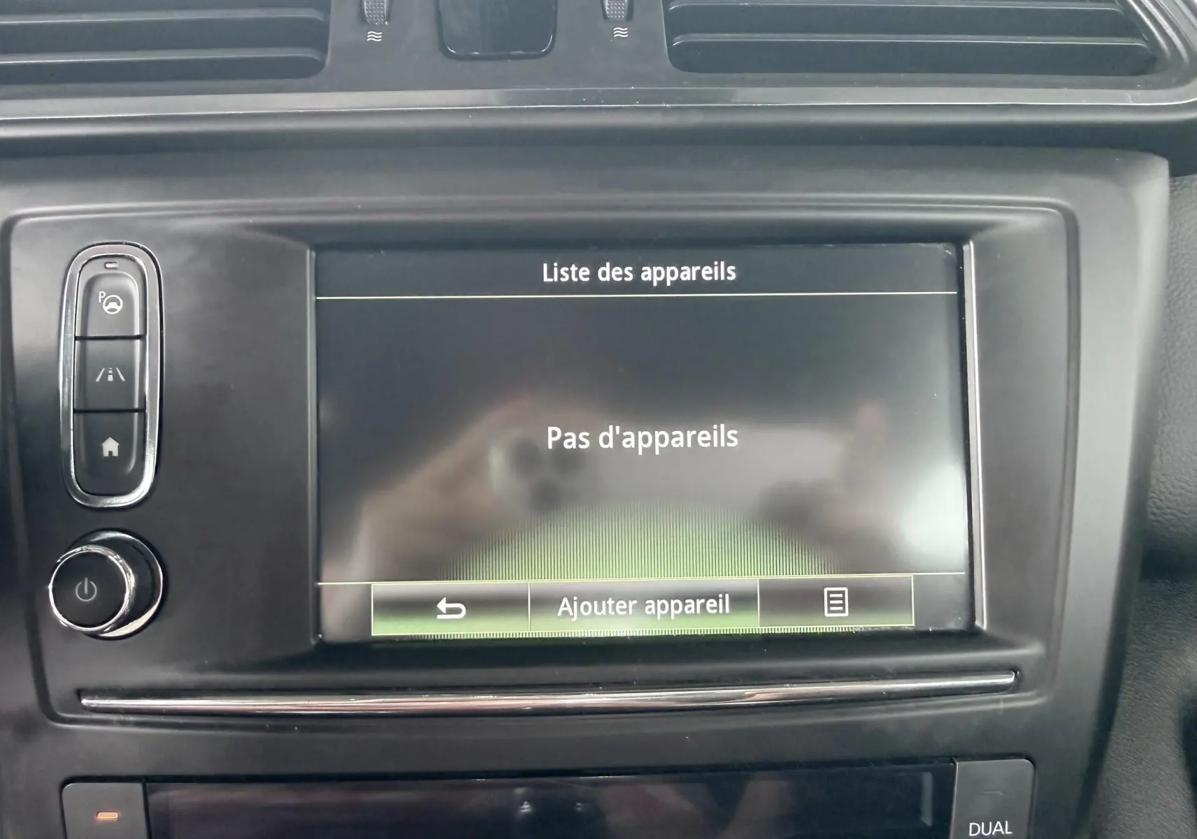 Écran tactile central du tableau de bord du Renault Kadjar 2016 affichant "Pas d'appareils" connecté.