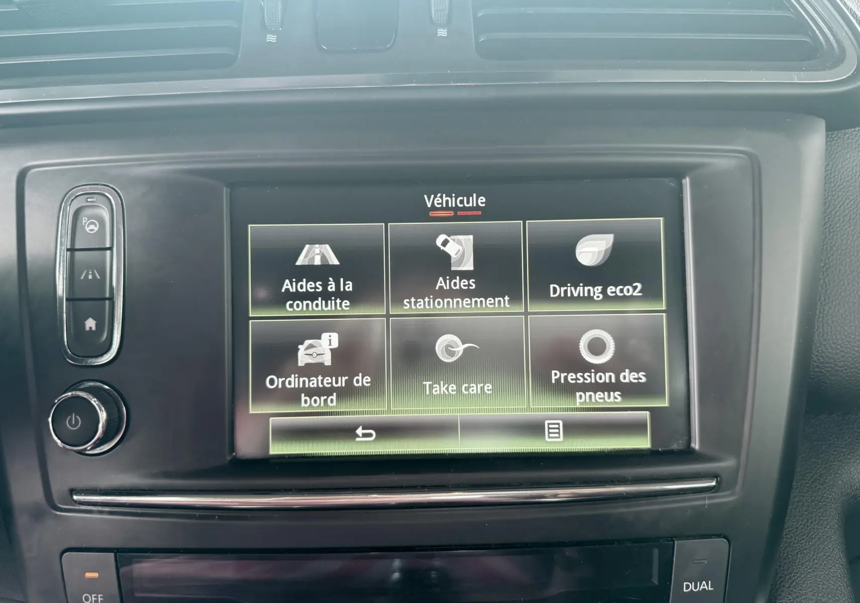 Écran tactile central du tableau de bord du Renault Kadjar 2016 montrant les aides à la conduite et la pression des pneus.
