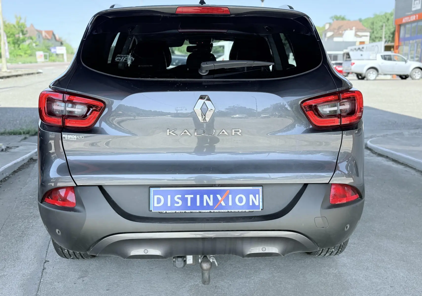 Vue arrière d'un Renault Kadjar gris 2016 avec feux rouges et attelage de remorque visible.