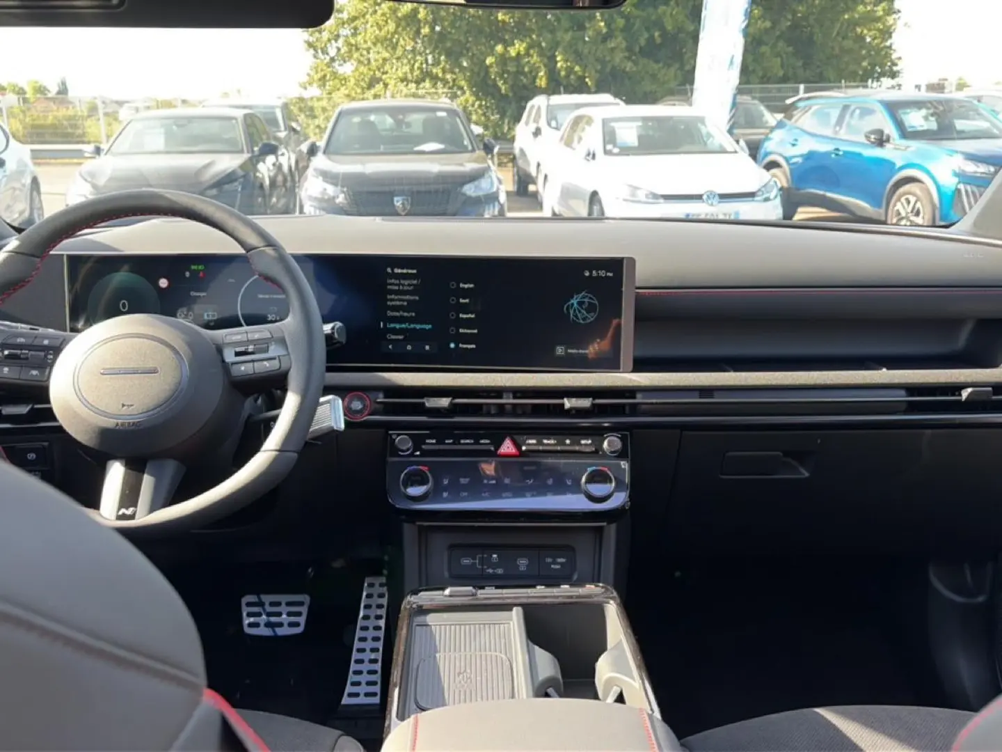 Vue intérieure avant du Hyundai Tucson 2026 gris shadow, avec tableau de bord numérique et écran tactile panoramique.