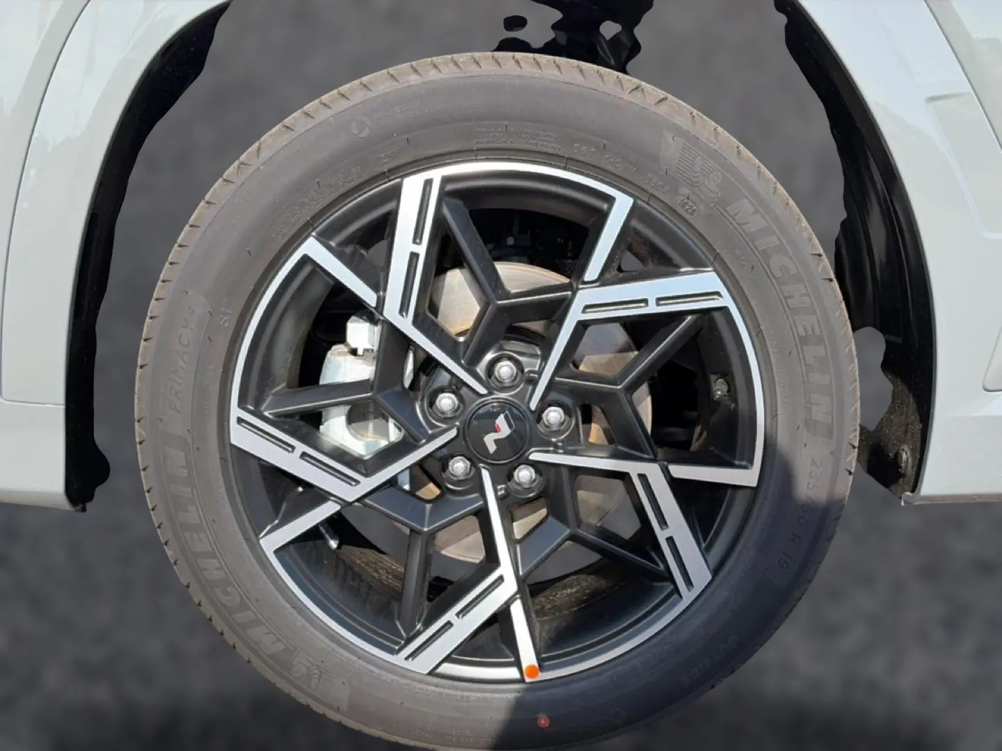 Gros plan sur la jante alu noire et argentée du côté gauche du Hyundai Tucson gris shadow 2026 N Line Executive.