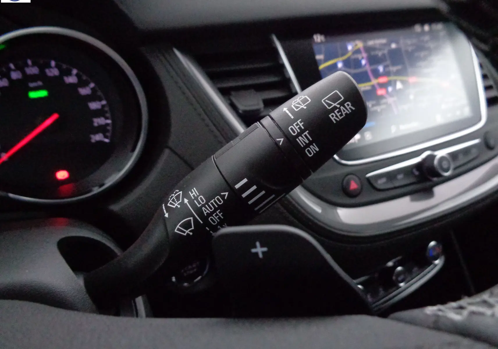 Gros plan sur la commande des essuie-glaces dans l'habitacle noir de l'Opel Grandland X hybride rechargeable 2021.