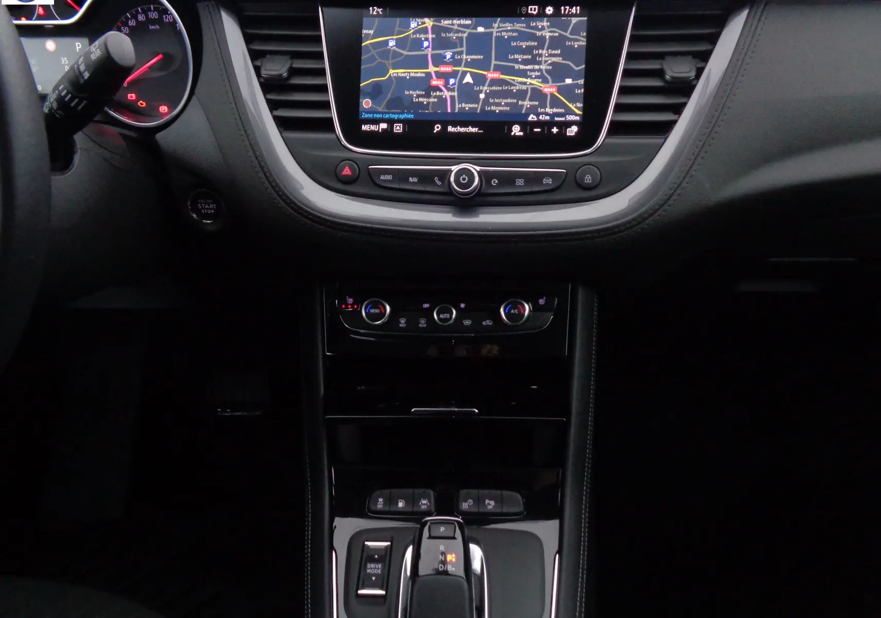 Intérieur de l'Opel Grandland X 1.6 Hybrid Turbo 2021, tableau de bord avec écran GPS et console centrale noire.