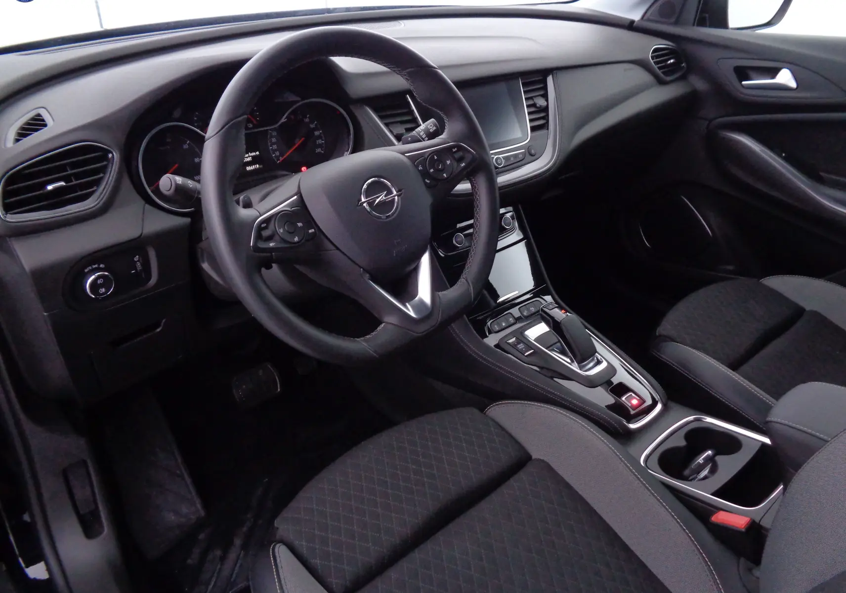 Intérieur noir de l'Opel Grandland X 2021, vue côté conducteur sur le tableau de bord et la console centrale.