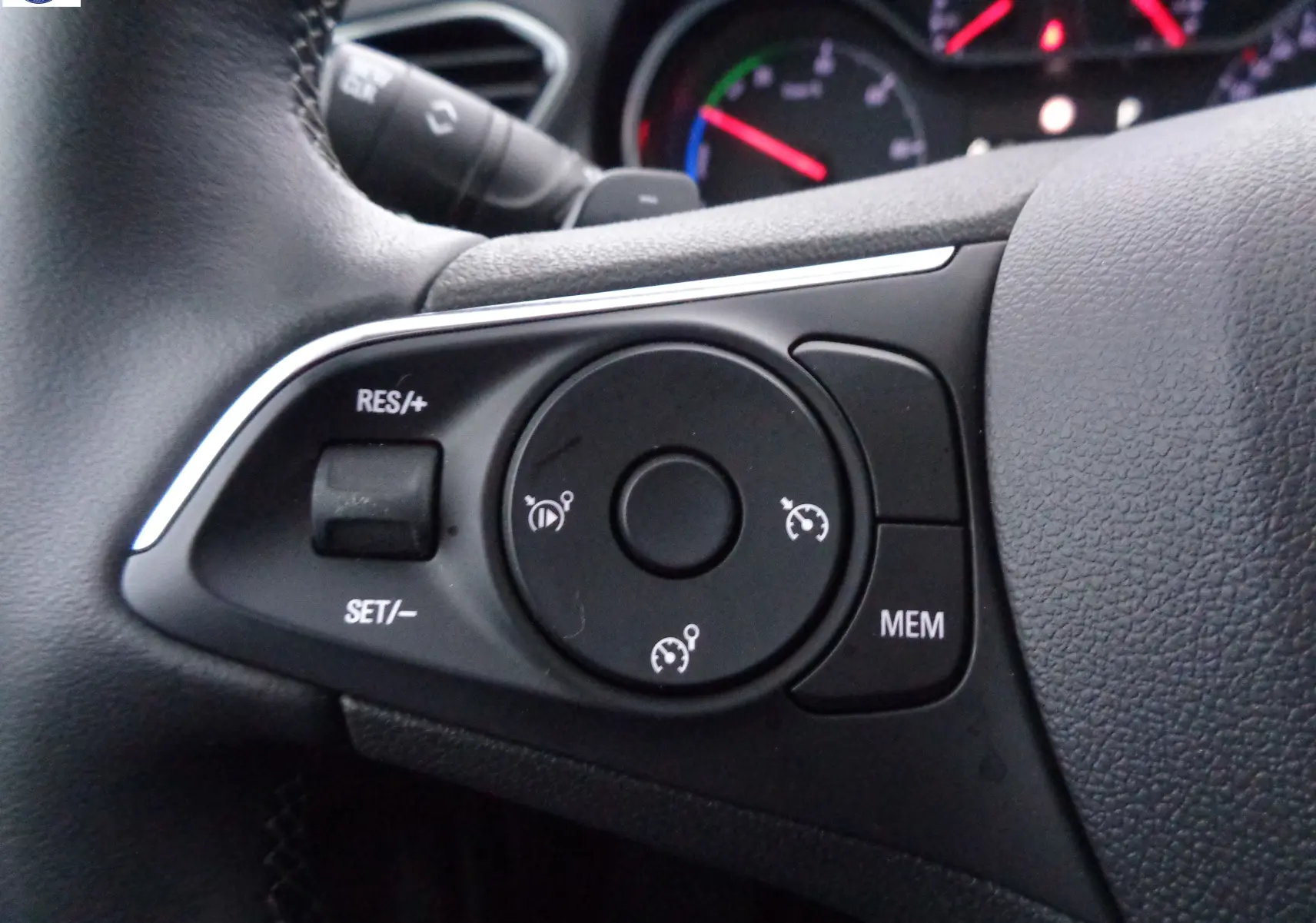 Gros plan sur les commandes de régulateur de vitesse au volant noir de l'Opel Grandland X hybride rechargeable 2021.