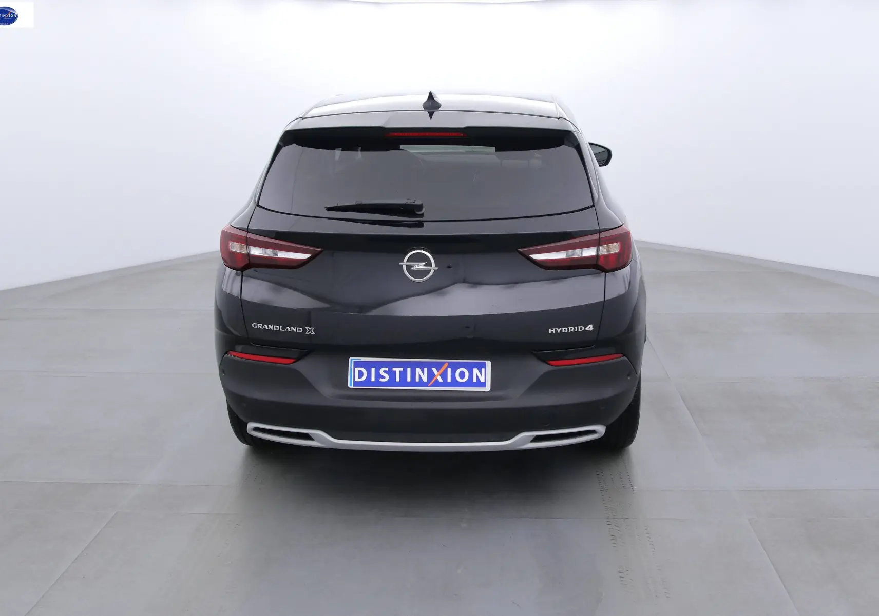 Vue arrière d'un Opel Grandland X noir métal hybride rechargeable avec feux LED et double sortie d'échappement intégrée.