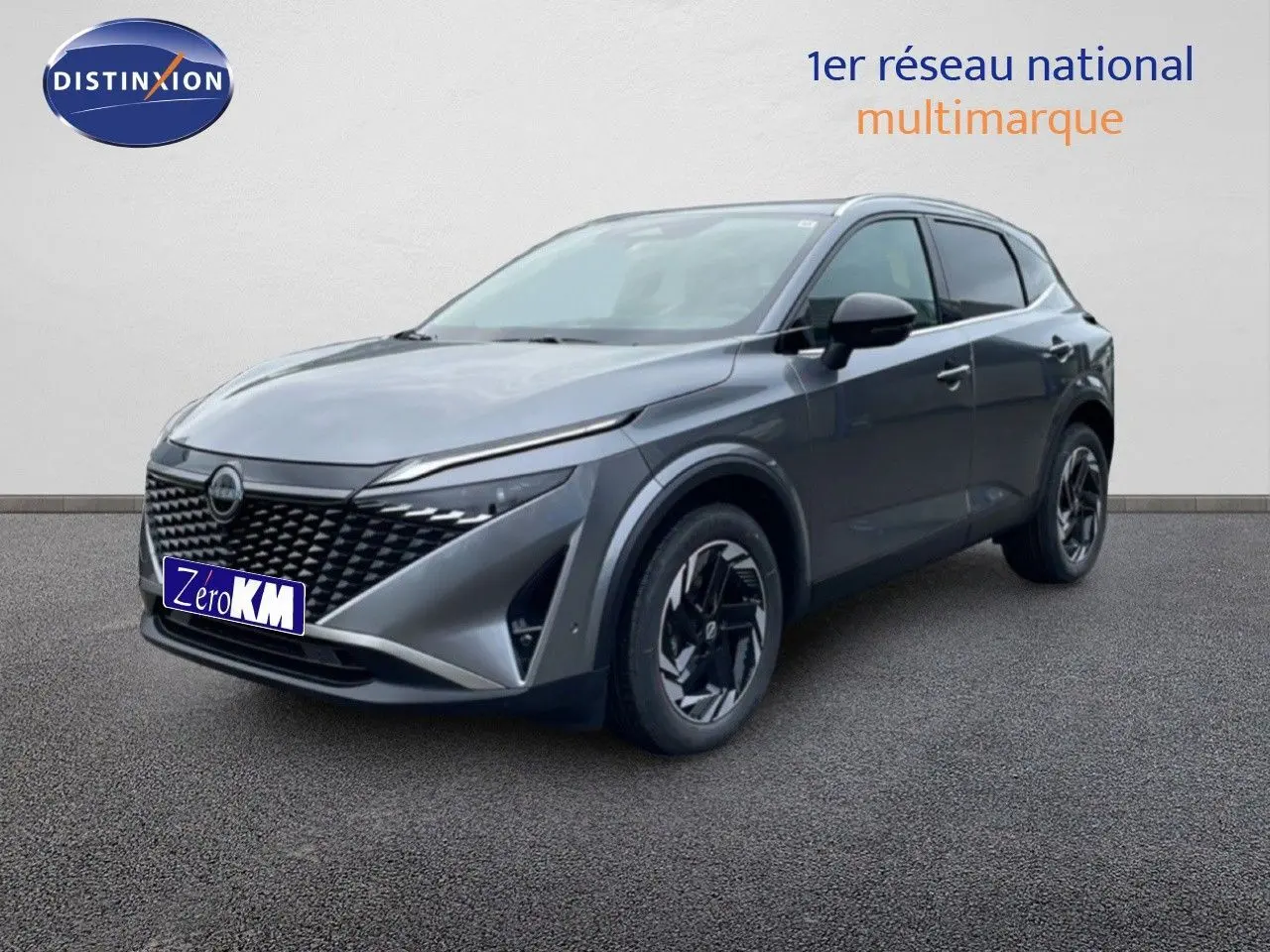 Nissan Qashqai 2025 gris squale métal en 3/4 avant droit, avec calandre noire et jantes noires distinctives.