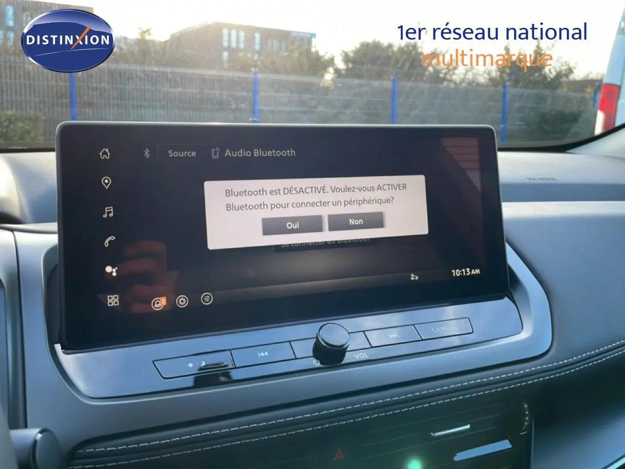 Écran tactile central du tableau de bord du Nissan Qashqai 2025, affichant un message Bluetooth désactivé.