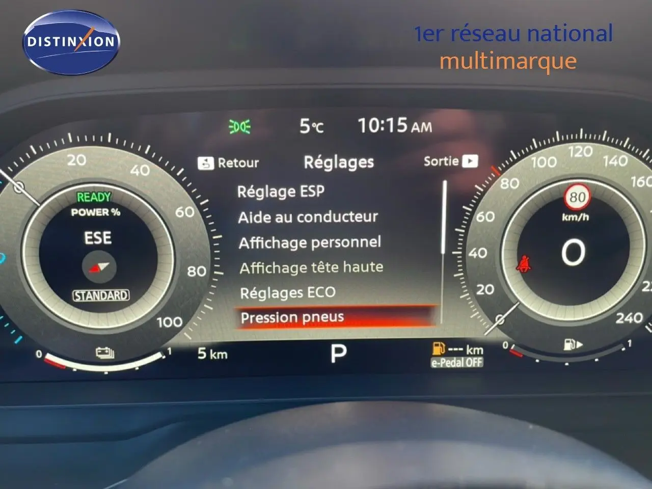 Vue intérieure du tableau de bord numérique du Nissan Qashqai 1.5 E-POWER 205CH N-CONNECTA affichant les réglages et la vitesse à 0 km/h.