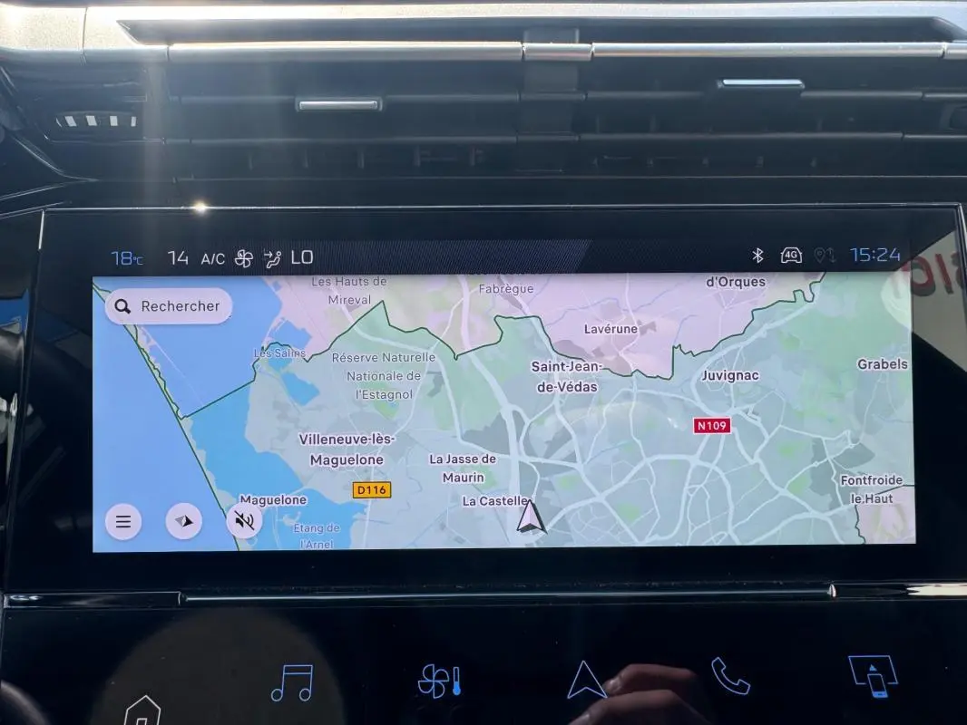 Écran tactile central du Peugeot 308 Hybrid 136 Allure 2024 affichant une carte de navigation détaillée.