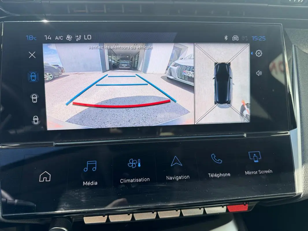 Écran tactile intérieur montrant la caméra de recul et vue 360° du Peugeot 308 Hybrid noir, avec guidage de stationnement.
