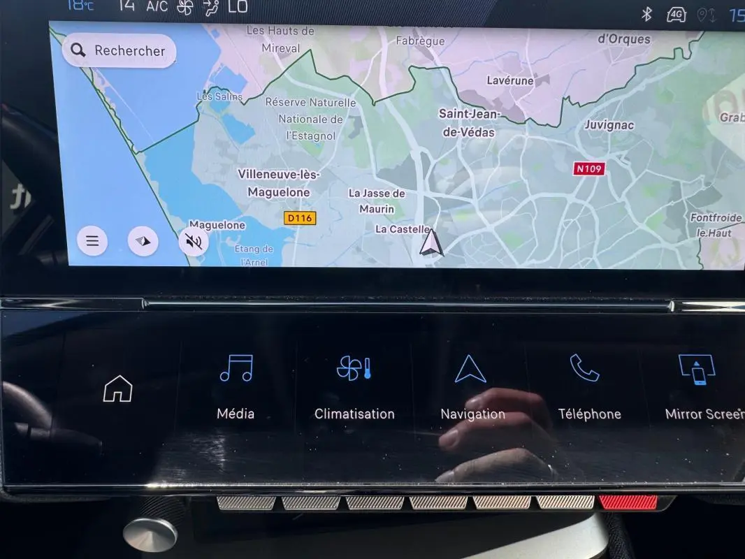 Vue rapprochée de l’écran tactile central du Peugeot 308 Hybrid 136 e-DCS6 Allure noir, affichant la navigation GPS.
