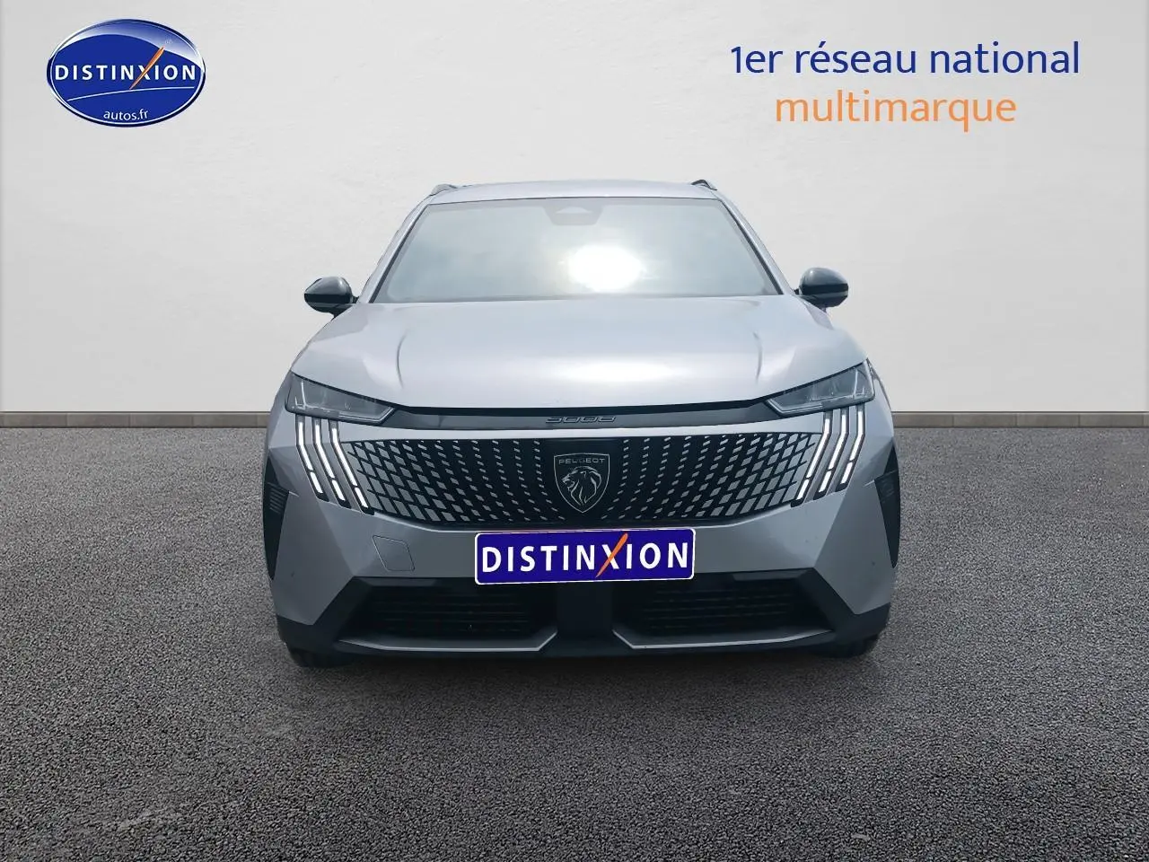 Vue avant frontale du Peugeot 5008 Hybrid 145 allure e-dcs6 gris artense avec calandre distinctive et phares LED.