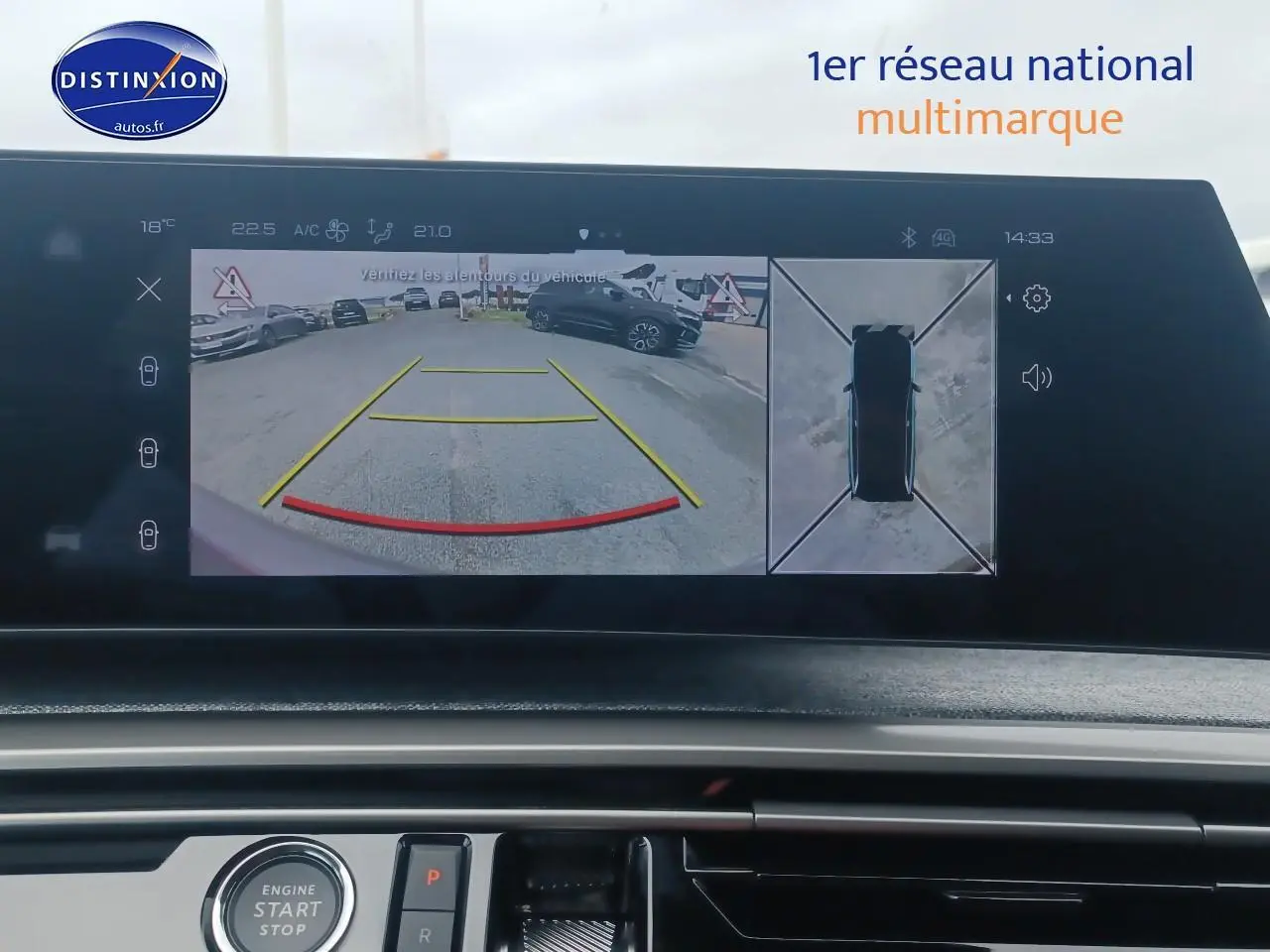 Écran tactile intérieur montrant la caméra de recul et vue 360° du Peugeot 5008 gris Artense, version Hybrid 145 allure.