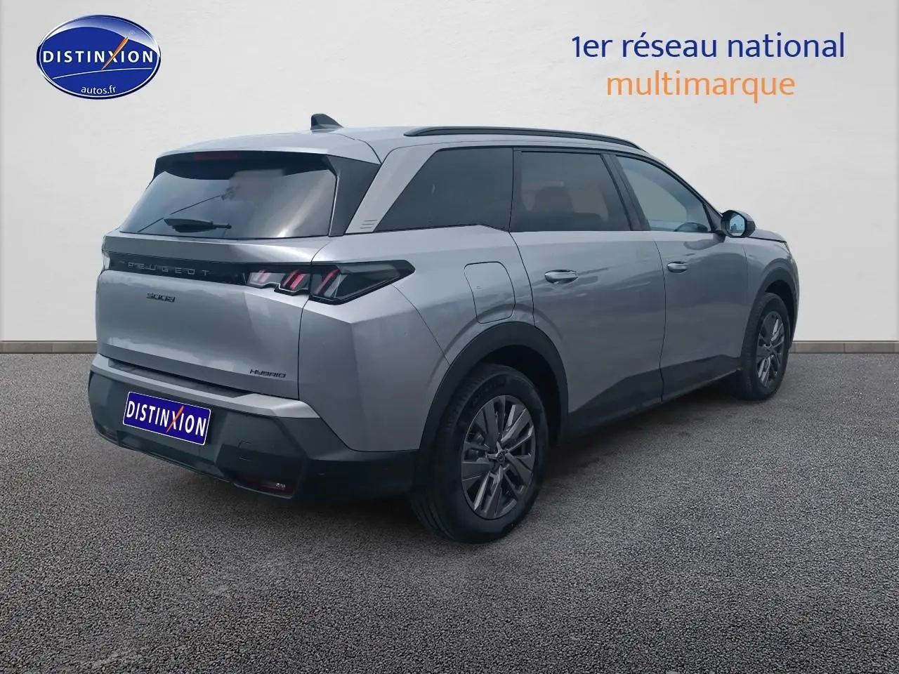 Peugeot 5008 Hybrid 145 allure e-dcs6 gris artense, vue 3/4 arrière côté droit, vitres surteintées et jantes alu.