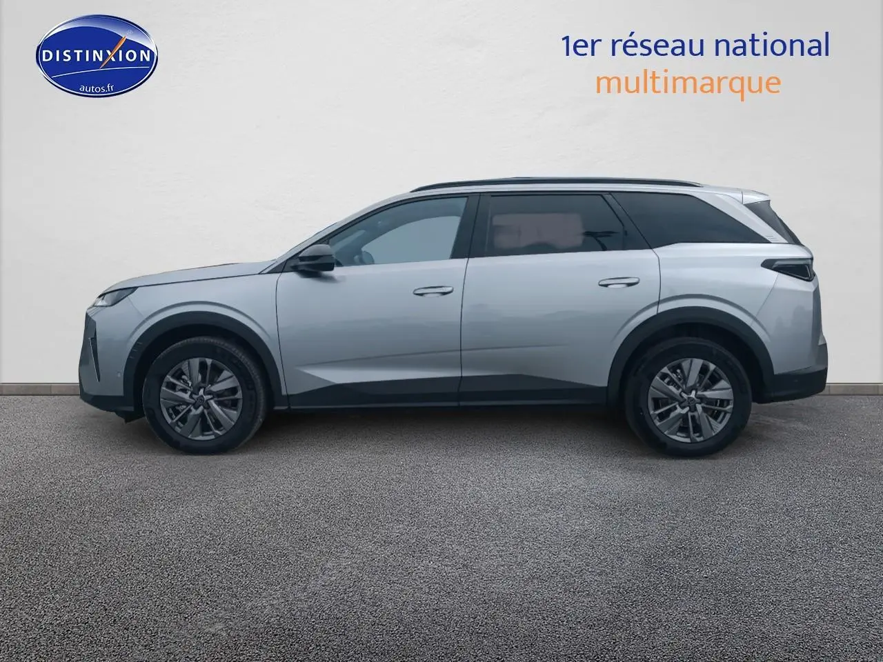 Profil droit du Peugeot 5008 Hybrid 145 allure gris artense avec jantes alu et vitres surteintées.