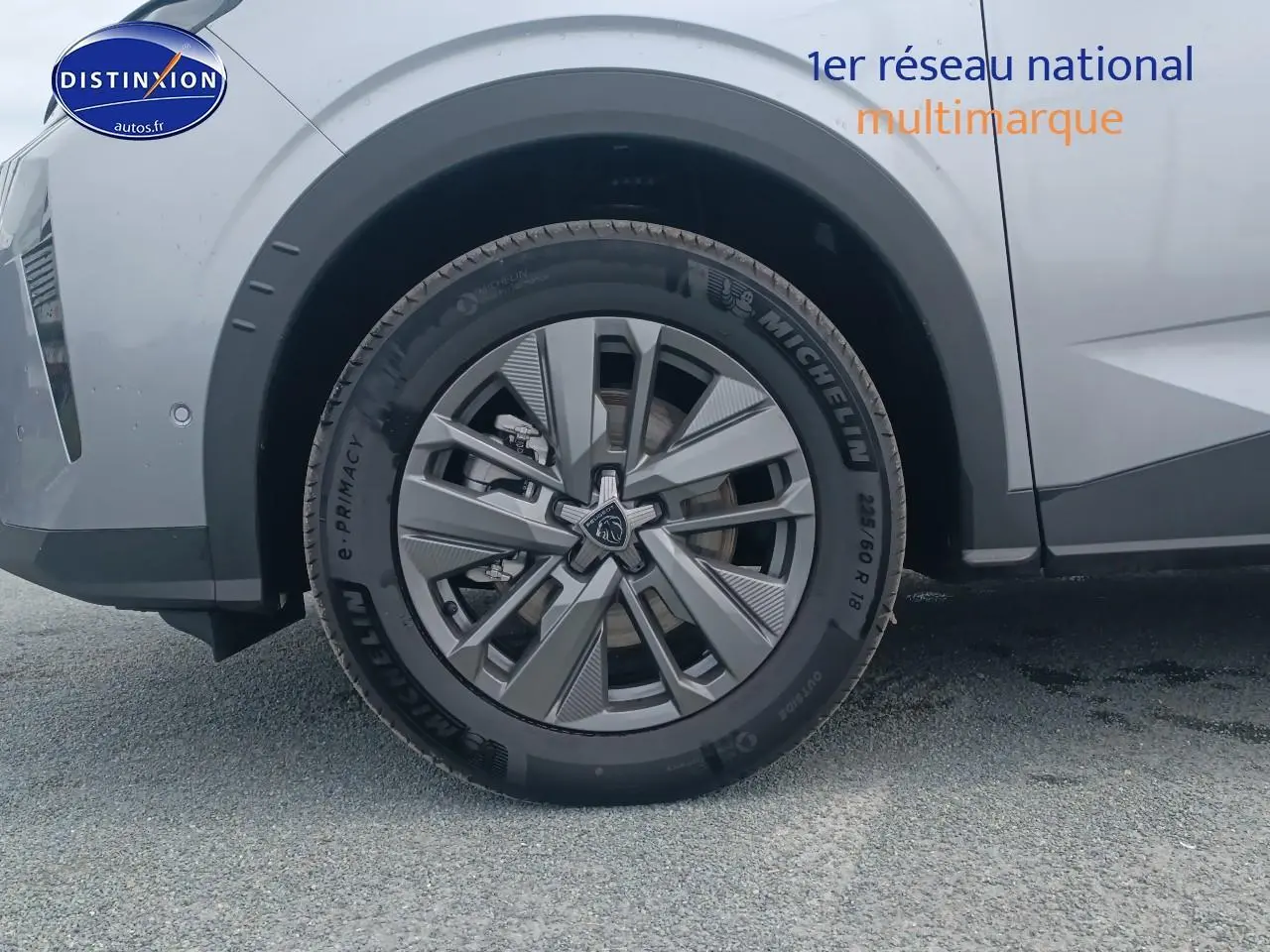 Gros plan sur la roue avant gauche gris artense du Peugeot 5008 Hybrid 145 allure e-dcs6 avec jante alu distinctive.